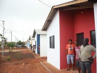 Famílias durante entrega de casas populares em Campo Grande (Foto: Paulo Francis/Arquivo)