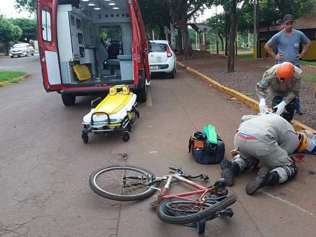 Garoto de 11 anos &eacute; atropelado por carreta quando seguia para a escola