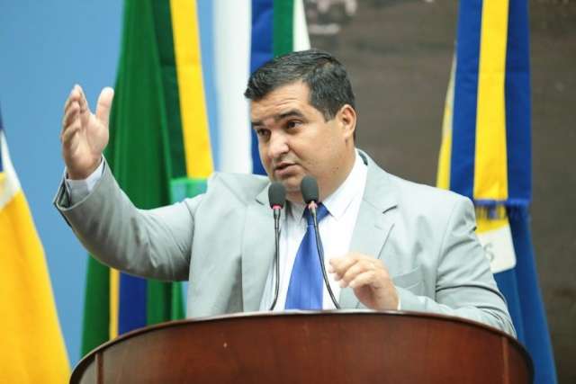 Em sess&atilde;o, vereador deixa microfone ligado e ofende colega com palavr&atilde;o