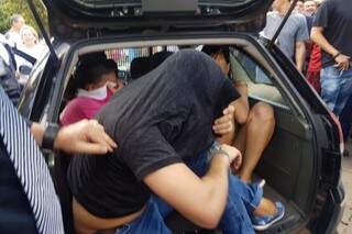 Trio foi levado pela Polícia Civil após perseguição, carro dos suspeitos invadiu a contramão da 13 de Maio. (Foto: Anahi Gurgel)