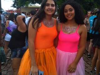 Saia de tule e cores neon fizeram parte dos looks de Carnaval. Na foto, as amigas Ana Clara e Gabriela (Foto: Wendy Tonhati)
