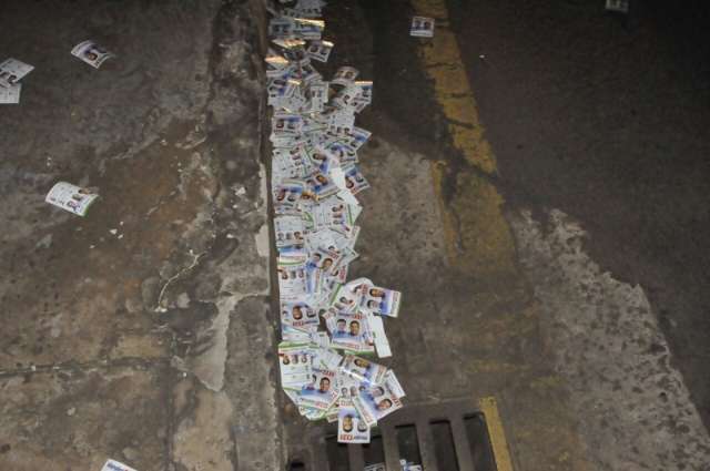 Ve&iacute;culo despeja &quot;santinhos&quot; e causa sujeira em avenida da Capital