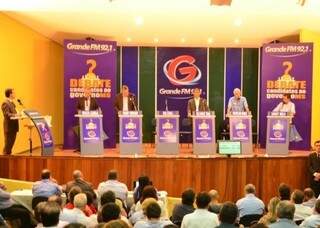 Debate com a presença de cinco dos seis candidatos ao governo foi realizado na noite desta quinta em Dourados (Foto: Divulgação/Grande FM)