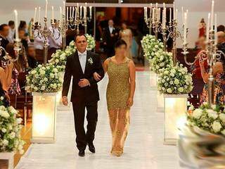 Entrada de Molina e a esposa no casamento da filha. (Foto: Facebook)