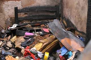 Roupas e móveis formaram um entulho no quarto onde começou o fogo. (Foto:Alcides Neto)
