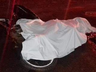 Motociclista de 18 anos morreu no local do acidente. (Foto: Idest)