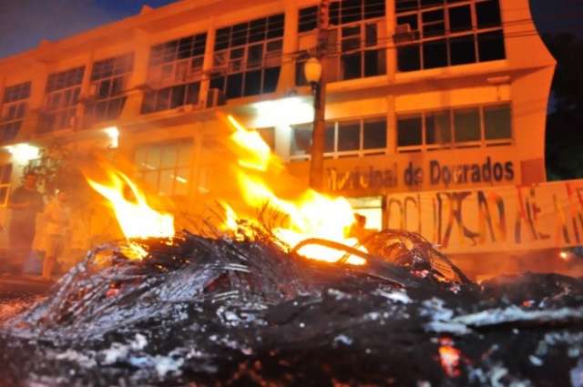 Grupo de manifestantes ateia fogo em pneus na avenida Marcelino Pires 