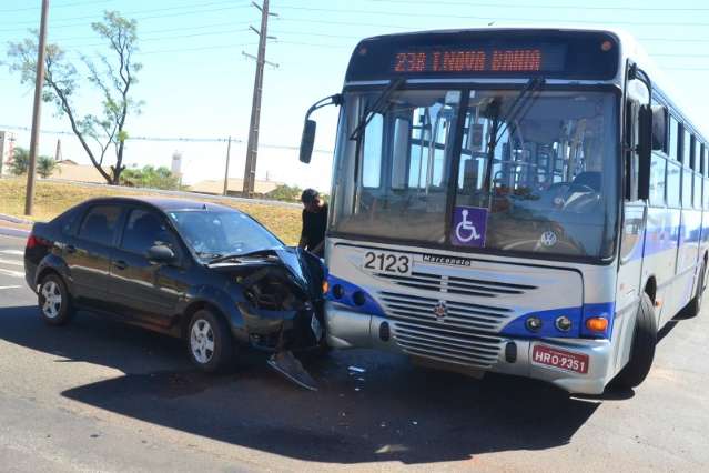 Jovem &eacute; socorrida pelo Corpo de Bombeiros ap&oacute;s batida entre &ocirc;nibus e carro