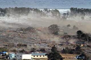 Tsunami arrasou costa do Japão. (Reuters)