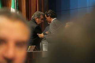 Arroyo é cumprimentado por deputados após ser aprovado para o Tribunal de Contas (Foto: Marcos Ermínio)