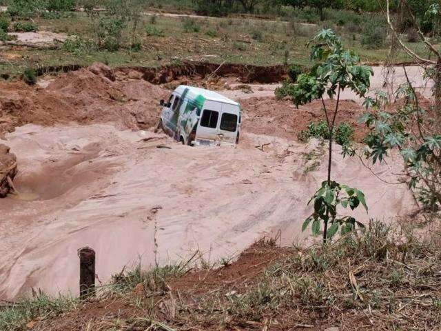Van fica atolada no leito de c&oacute;rrego ap&oacute;s temporal no interior 