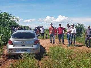 Carro supostamente do empresário foi encontrado em uma estrada vicinal (Foto: Ricardo Ojeda)
