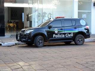 Ladr&atilde;o pede vestido para namorada e amarra vendedora para roubar o caixa