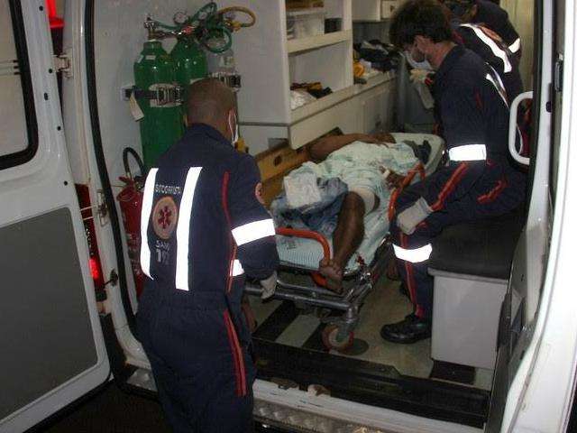 Tr&ecirc;s pessoas s&atilde;o feridas a tiros em dois atentados na periferia