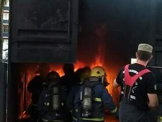 Corpo de Bombeiros em oficina de combate a incêndio. (Foto: Divulgação Corpo de Bombeiros).