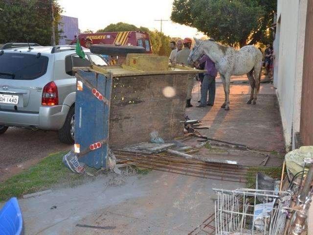 Caminhonete lan&ccedil;a carro&ccedil;a em ve&iacute;culo ap&oacute;s colis&atilde;o e fere idoso de 61 anos 