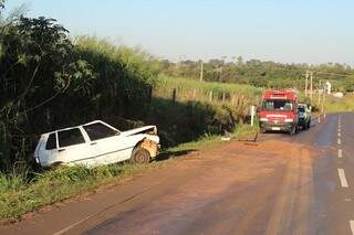 Carro capotou e motorista foi socorrido pelo Corpo de Bombeiros (Foto: Jornal da Nova)