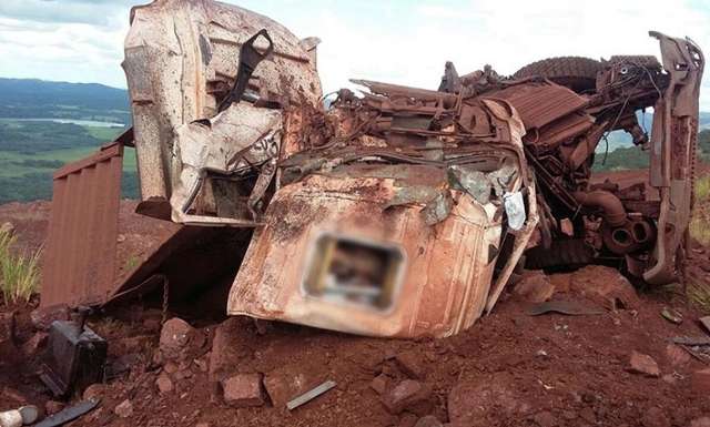 Carreta com 45 toneladas de min&eacute;rio cai em barranco e mata motorista