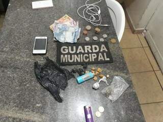 Drogas e outros objetos apreendidos com a jovem. (Foto: Divulgação/Guarda Municipal) 