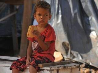 Crianças vivem em casas improvisadas por seus pais que não tem condições de pagarem aluguel (Foto: Alcides Neto)