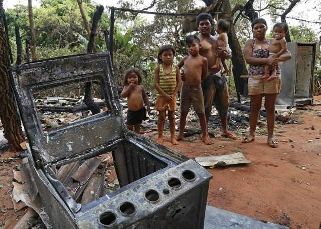 Pedreiro agradece a Deus por salvar fam&iacute;lia ap&oacute;s perder tudo em inc&ecirc;ndio