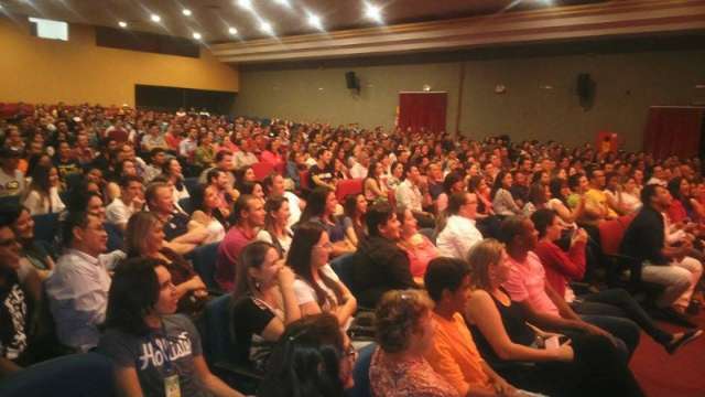 Sem palavr&atilde;o, castidade e esteri&oacute;tipo do crente s&atilde;o piadas em stand up gospel