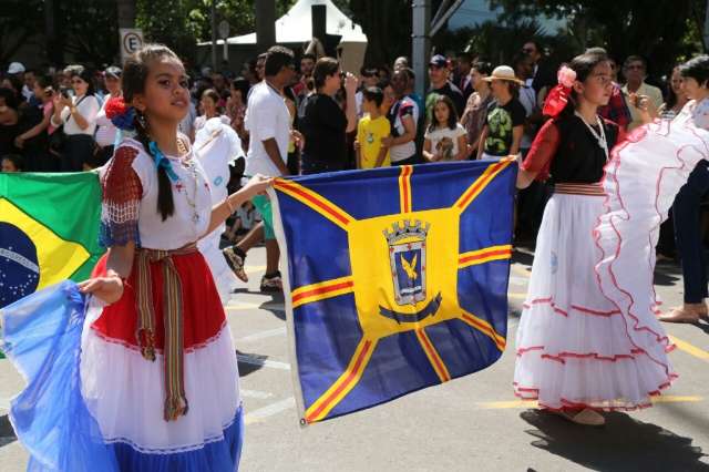 Fanfarras, bandas e col&ocirc;nias fazem apresenta&ccedil;&otilde;es especiais no desfile