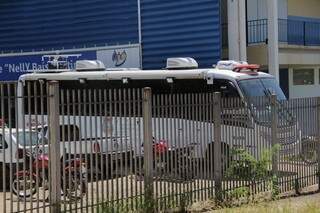 Ônibus equipado com 7 câmeras fica estacionado na sede da Guarda Municipal, no Bairro Aero Rancho. (Foto: Marcos Ermínio)