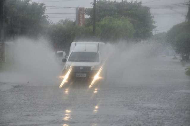Chuva de granizo atinge v&aacute;rios bairros e c&oacute;rrego pode transbordar no Im&aacute;