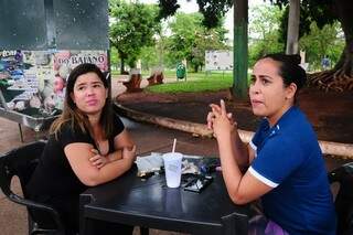 Corajosas, amigas decidiram tomar um suco em frente ao Parque das Nações Indígenas. &quot;Se chover, a gente corre pro carro&quot;. (Foto: Paulo Francis)