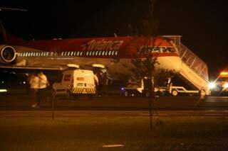 Avião aterrissou com segurança na noite desse domingo em Campo Grande (Foto: Marcos Ermínio)