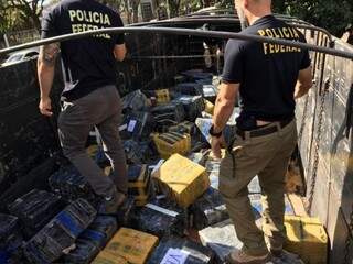 Policiais federais em caminhão apreendido com 5 toneladas de maconha (Foto: Assessoria de Comunicação/ PF)
