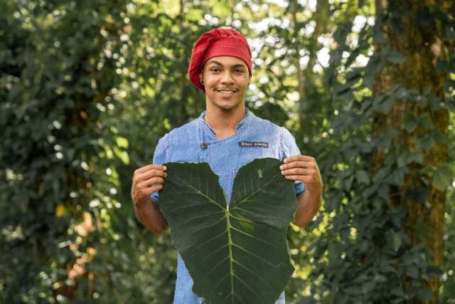 Com flores comest&iacute;veis, chef faz novas vers&otilde;es de curau e geleia de mocot&oacute;