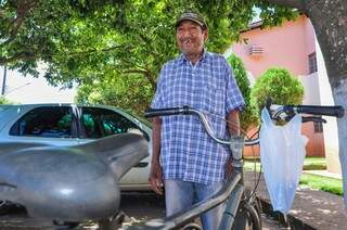 Na boca lhe faltam alguns dentes, mas nunca o sorriso e o sonho de ser peão da fazenda de Antônio Fagundes. (Foto: Marcelo Calazans)