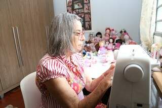 Senhora fez do quarto o ateliê onde costura as bonecas. (Foto: Paulo Francis)