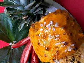 O abacaxi recebe o molho de caramelo com cachaça de cobertura para dar agridoce da receita (Foto: Divulgação)