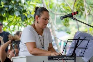 Maria Rita tocando o teclado durante o show das Quintetas (Foto: Divulgação)