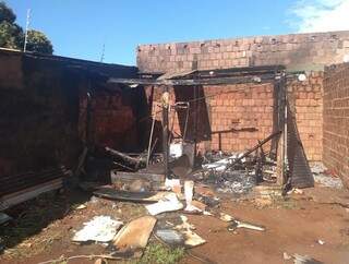 Barraco utilizado por moradores de rua foi destruído pelo fogo (Foto: Mirian Machado) 