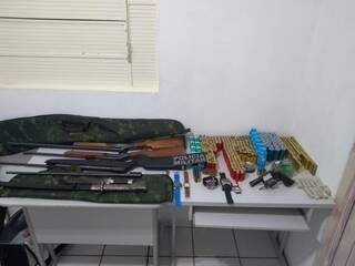 Armas, espada e munições apreendidas (Foto: Divulgação)