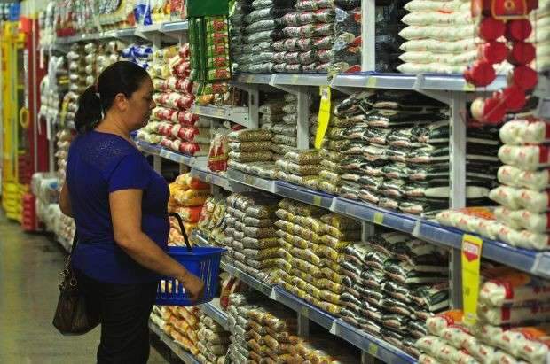 Pre&ccedil;o da cesta b&aacute;sica sobe 1,7% e a mais cara chega a R$ 132,50