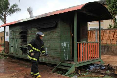 Vagão da Orla pega fogo e bombeiros desconfiam de usuários de drogas