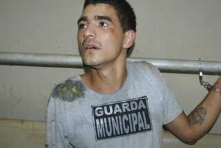 Ernandes foi detido por populares até a chegada da Guarda (Foto: Osvaldo Duarte/Dourados News)