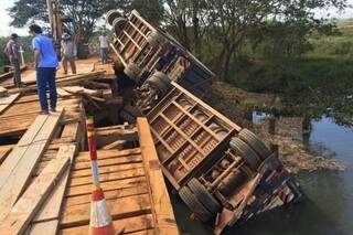 Ponte não aguentou o peso da carreta e cedeu (Foto: Nova News)