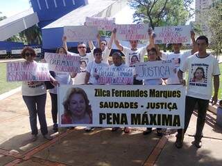 Parentes, ex-alunos e amigos protestaram nesta manhã na Praça do Rádio. (Foto: Mirian Priscilla Fernandes)