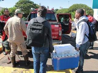 Bombeiros e médicos transportando fígado em viaturas. (Foto: Marcos Ermínio)