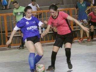 Mulheres disputam a bola em torneio entre servidores (Foto: PMCG/Divulgação)