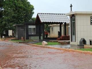 Chuva nesta manhã (25)  no cemitério Santo Amaro (Foto: Marina Pacheco)