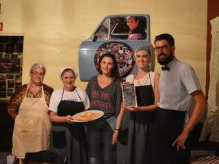 A família reunida. A tia que ajuda na cozinha, Rose,
 Rúbia, Juliana e Rafael. (Foto: Thaís Pimenta)