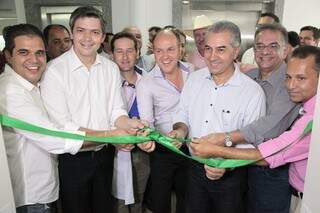 Reinaldo, Mochi e autoridades locais inauguram centro de hemodiálise de Coxim (Foto: PC de Souza/Edição de Notícias)