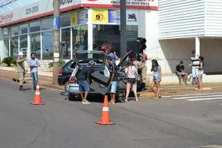 Como veículo estava irregular, equipamentos de som foram retirados de carro (Foto: Simão Nogueira)